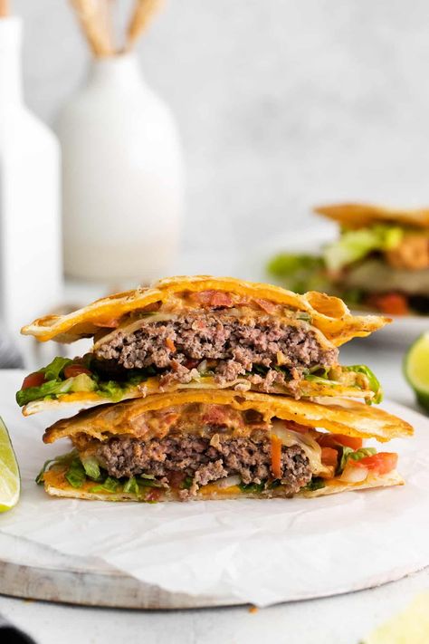 Enjoy this Copycat Applebees Quesadilla Burger made easily in your own kitchen. Tastes even better than the real thing! Applebees Quesadilla Burger, Copycat Applebees, Quesadilla Burgers, Healthy Quesadilla, Applebees Recipes, Making Burger Patties, Mexican Corn Salad, Taco Dinner, The English Kitchen