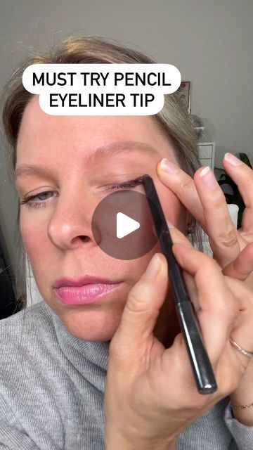 Eye Makeup For Work, Easy Eyeliner Looks, Easy Everyday Makeup, Simple Everyday Makeup, Pencil Brush, Makeup Over 40, Simple Eyeliner, Simple Eye Makeup, Eyeliner Looks