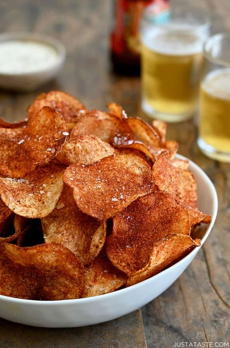 Homemade Barbecue Potato Chips Homemade Potato Chips Recipe, Potato Chips Homemade, Barbecue Chips, Chip Seasoning, Potato Chips Recipe, Recipes Chili, Fried Potato Chips, Bbq Chips, Baked Potato Chips