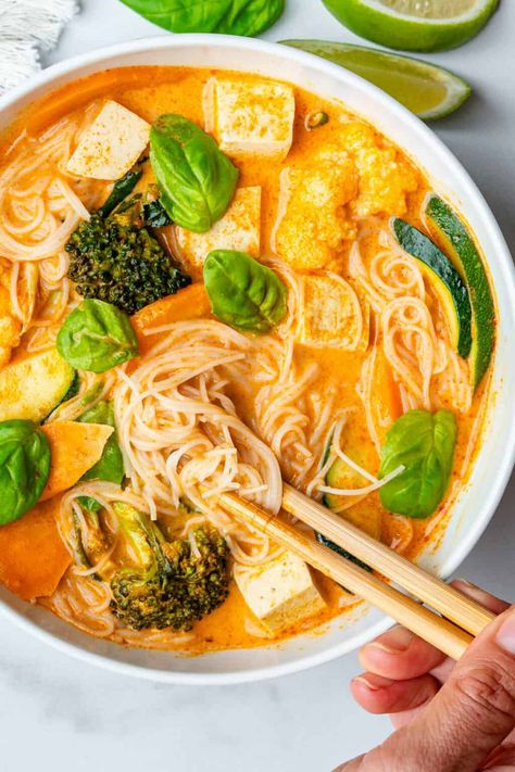 This Thai Red Curry Soup will leave your tastebuds dancing! It's creamy, full of aromatics and super easy to make in 30 minutes! Red Thai Curry Soup, Thai Red Curry Soup, Red Curry Soup, Thai Curry Soup, Red Curry Noodle Soup, Curry Noodles, Soup Easy, Curry Soup, White Bean Soup