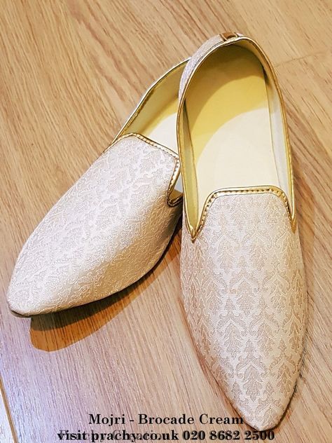 Indian Slippers, Groom Indian Wedding Outfits, Grooms Shoes, Wedding Shoes For Men, Indian Wedding Shoes, Indian Groom Wear, Indian Shoes, Groom Wedding Dress, Men's Wedding Shoes