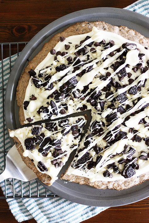 Cookies and Creme Dessert Pizza | Community Post: 23 Brilliantly Delicious Ways To Eat Pizza For Dessert Dessert Pizza Recipe, Pizookie Recipe, Cookie Dough Crust, Cookie Dough Desserts, Pizza Desserts, Fruit Pizza Bar, Fruit Pizza Sugar Cookie Recipe, Dessert Pizza Recipes, Sweet Pizza