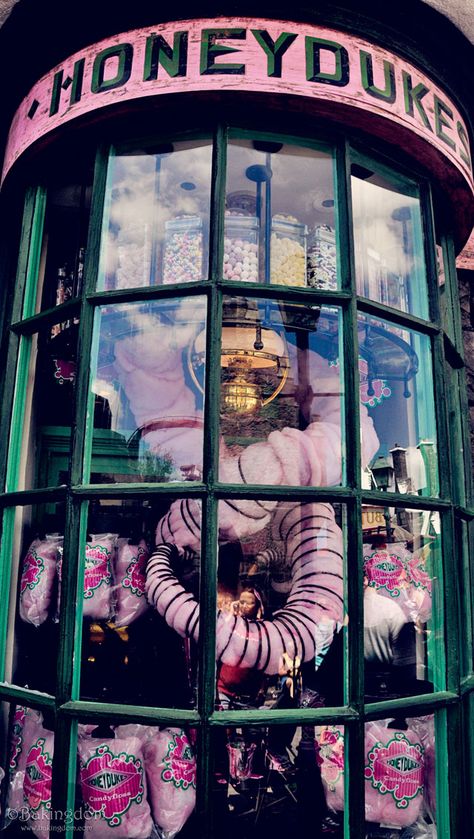 HONEYDUKES :) mmmmmm Harry Potter Pink Aesthetic, Pink Harry Potter Aesthetic, Honeydukes Aesthetic, Slithering Aesthetic, Harry Potter Apron, Pink Harry Potter, Homemade Cotton Candy, Flavored Cupcakes, Honey Dukes