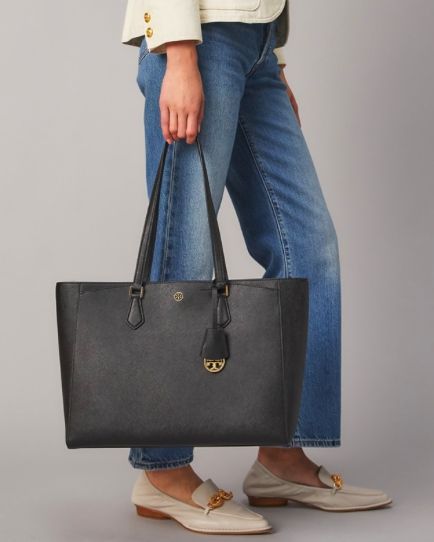 $348 - Tory Burch - Robinson Tote Bag in Black Tory Burch Robinson Tote, Tory Burch Ella Tote, Ella Tote, Tory Burch Ella, Tory Burch Purse, Tote Outfit, Tory Burch Tote, Tory Burch Bag Totes, Tory Burch Robinson