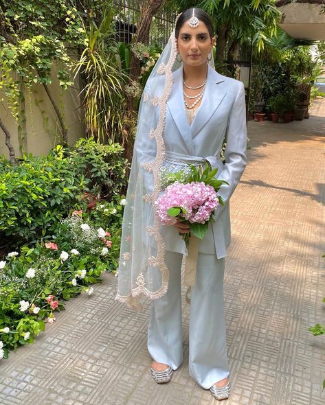 Something Blue & Old: This Bride Wore A Pre Loved Pant Suit With A Dupatta On Her Wedding! Mirror Work Lehenga, Outfits Unique, Bridal Magazine, Traditional Indian Wedding, Outfit Trends, Vestidos Vintage, Bride Look, Bride Wear, Wedding Dresses Unique