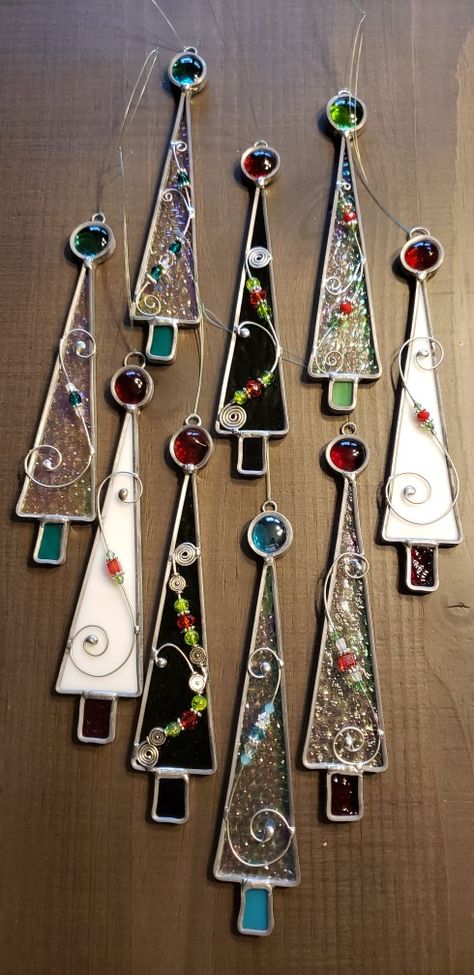 Glass Christmas Trees, Diy Stained Glass Window, L'art Du Vitrail, Stained Glass Patterns Free, Stained Glass Decor, Stained Glass Ornaments, Stained Glass Suncatchers, Stained Glass Christmas, Stained Glass Flowers