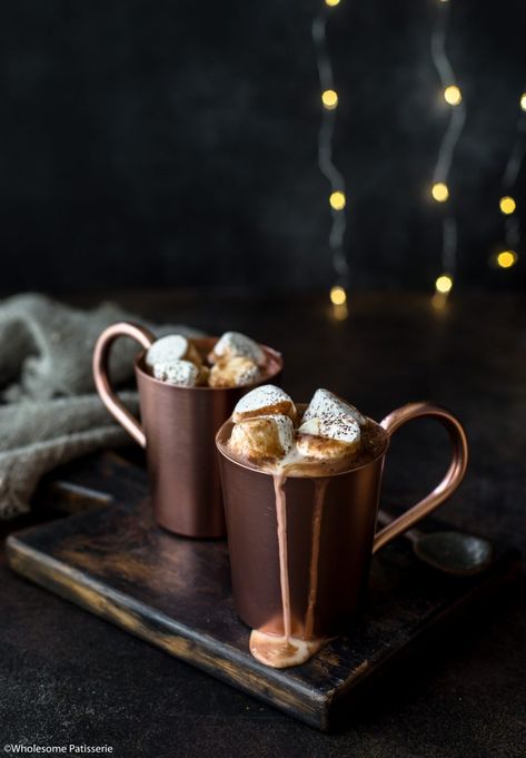 Hot Chocolate Nightcap! Indulge in this spiked hot chocolate on those cosy evenings leading up to Christmas! #hotchocolatenightcap #nightcap #hotchocolate #christmashotchocolate #christmasbeverage Chocolate San Valentin, Boozy Hot Chocolate, Spiked Hot Chocolate, Christmas Hot Chocolate, Chocolate Caliente, Hot Chocolate Recipes, Chocolate Drinks, Christmas Drinks, Milkshakes