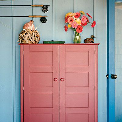 light blue board & batten paneling with medium blue door trim Beachy Living Room, Living Room Coastal, Ideas Entryway, Aqua Decor, Painting Wood Paneling, Seaside Decor, Coastal Living Rooms, Coastal Bedrooms, Beach Cottage Style