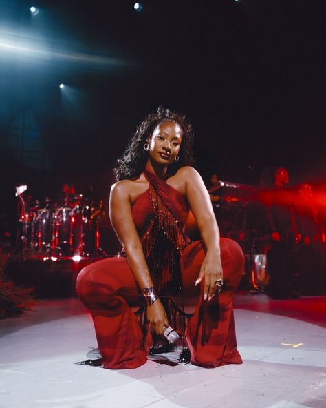 Tems at the Greek Theatre in Los Angeles 📸: @tosinmosi Greek Theatre, Female Singers, Black Aesthetic, Makeup Routine, Justin Bieber, Music Artists, Night Life, Musician, Angeles