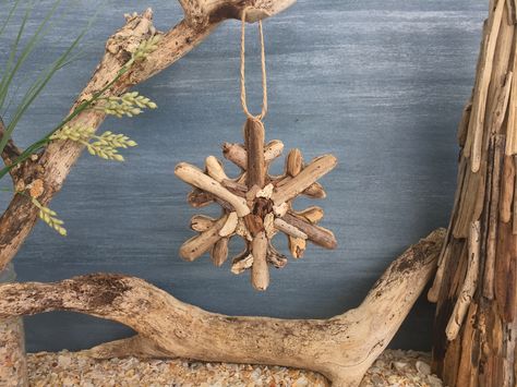 Driftwood Snowflake, Driftwood Christmas Tree, Coastal Ornament, Driftwood Diy, Wood Snowflake, Snowflake Craft, Nautical Crafts, Nautical Christmas, Driftwood Decor