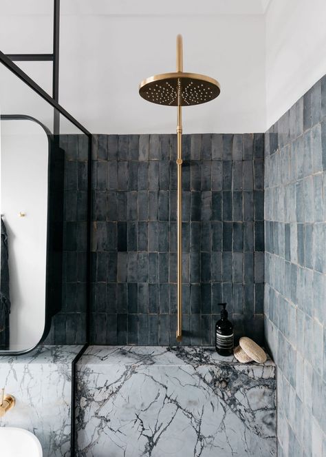 Rethinking the Shower Niche (& Why I Think The Ledge Is "Next") Drømme Bad, Subway Tiles Bathroom, Marble Showers, Decor Ikea, Bad Inspiration, Interior Minimalista, Shower Niche, Bathroom Trends, Marble Bathroom