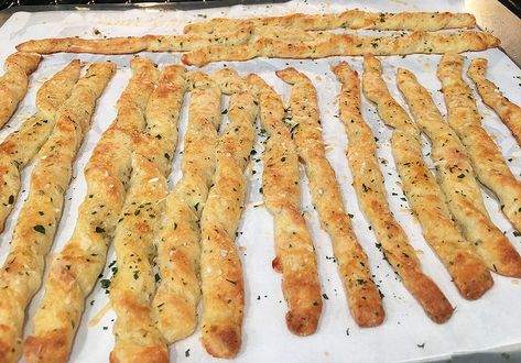 These Low Carb Italian Breadsticks are a satisfying savory treat. They bake up in about 30 minutes. They are crusty, chewy and flavorful. Just 1.4 carbs each! Dinner No Cheese, Bread Recipes Italian, Italian Breadsticks, Low Carb Italian, Italian Bread Sticks, Recipes Italian, Bread Sticks, Keto Cooking, Easy Bread Recipes