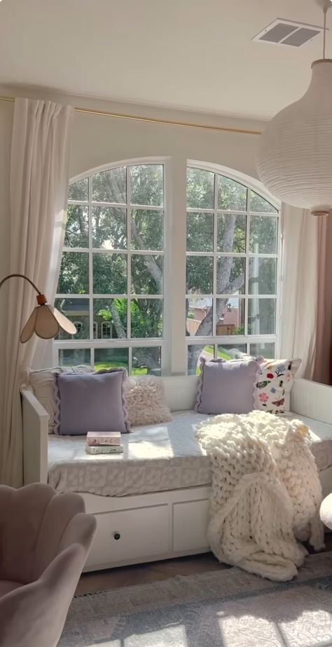 Rooms With Windows, Big Window Room Bedrooms, Room With Big Windows Bedrooms Aesthetic, Small Room Big Window, Large Window Bedroom Aesthetic, Cozy Bedroom Big Window, Window Nook, Window Seat Design, Simple Room