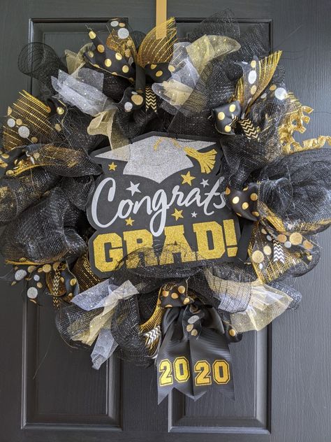 Graduation Wreath Ideas, College Wreaths For Front Door, Graduation Door Ideas, Graduation Wreaths For Front Door, Senior Door Decorations Ideas, Graduation Flower Arrangements, Graduation Door Decorations, Graduate Ideas, Homeschool Graduation