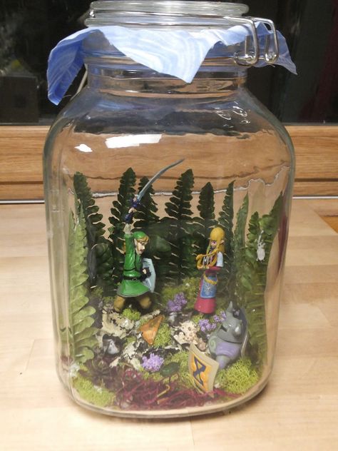 DIY Terrarium Fairy Jar Featuring Zelda Characters. Enjoy from the Zelda Gourmet! Nerd Terrarium, Legend Of Zelda Items, Diy Zelda Crafts, Zelda Items, Zelda Decor, Zelda Crafts, Zelda Diy, Zelda Party, Nerdy Decor