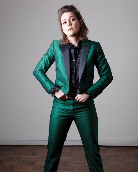 Variety on Instagram: “Brandi Carlile is obsessed with Gucci right now and has even maxed out her credit cards on suits because “the fashion designers don’t send…” Brandi Carlile Suit, Brandi Carlile Style, Gender Neutral Formal Wear, Gender Neutral Suit, Gender Neutral Prom Outfit, Horses Outfit, Country Western Fashion, Prom Fits, Genderqueer Fashion