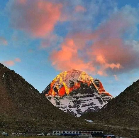 Kailash Mountain, Paint Mountains, Diy Photo Cube, Mount Kailash, Hall Painting, Photo Cubes, Hindu Rituals, Temple Pictures, Mountain Painting