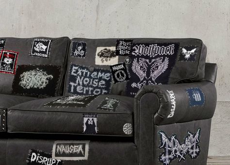 Punk sofa / Boing Boing Punk Home Aesthetic, Eclectic Punk Decor, Punk Studio Apartment, Punk House Decor, Pop Punk Room, Punk Home Decor Diy, Punk Rock Decor, Punk Room Decor Diy, Punk Rock Apartment