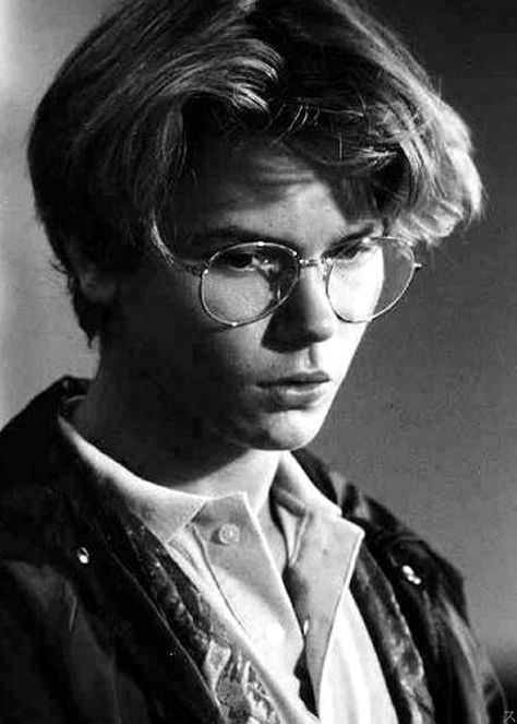 <3 oh river <3 i can not even express how much i love this photo. One of my favorite pictures of him<3 Danny Pope, I Miss You Everyday, River Phoenix, Dead Poets Society, Glam Metal, I Can Not, Niall Horan, Heavy Metal, Phoenix