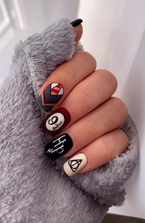 Aesthetic Nails Acrylic Summer, Aesthetic Nails Acrylic, Nails Acrylic Summer, Harry Potter Nails Designs, Potter Nails, Harry Potter Nail Art, Harry Potter Nails, Stile Harry Potter, Disney Acrylic Nails