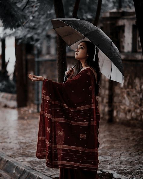 Barish Photoshoot, Indian Rain Aesthetic, Monsoon Photoshoot, Kerala Girl, Rainy Photoshoot, Rainy Day Photos, Umbrella Photo, Rain Photo, Best Friend Pictures Tumblr