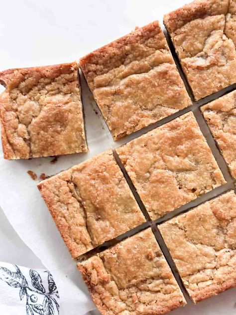 Ultimate Sourdough Blondies (with Chocolate Chips) - Foragers of Happiness Sourdough Blondies, Sourdough Starter Discard Recipes, Starter Discard Recipes, Micro Bakery, Strawberry Cinnamon Rolls, Sour Milk, Everything Sourdough, Using Sourdough Starter, Recipe Using Sourdough Starter