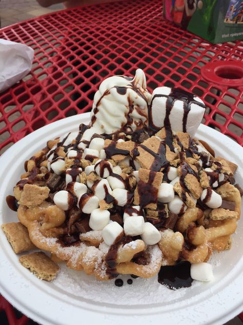 Funnel Cake Food Truck, Funnel Cake Aesthetic, Funnel Cake Waffle Recipe, Funnel Cake Ideas, Funnel Cake Fries Recipe, Strawberry Funnel Cake, Funnel Fries, Funnel Cake Recipe Easy, Funnel Cake Fries