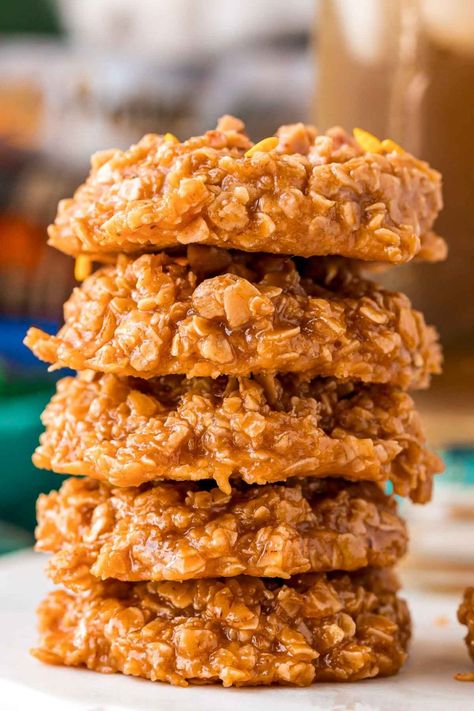 These Butterbeer No Bake Cookies are a simple and easy cookie recipe that's made with oatmeal, cream soda, pudding, sugar, and more! Harry Potter fans will love the mix of butterscotch, vanilla, and toffee flavors! Butterbeer Cookies, Best No Bake Cookies, Easy No Bake Cookies, Butterbeer Recipe, Dessert Original, Butterscotch Pudding, Harry Potter Food, Oatmeal Cream, Clam Recipes