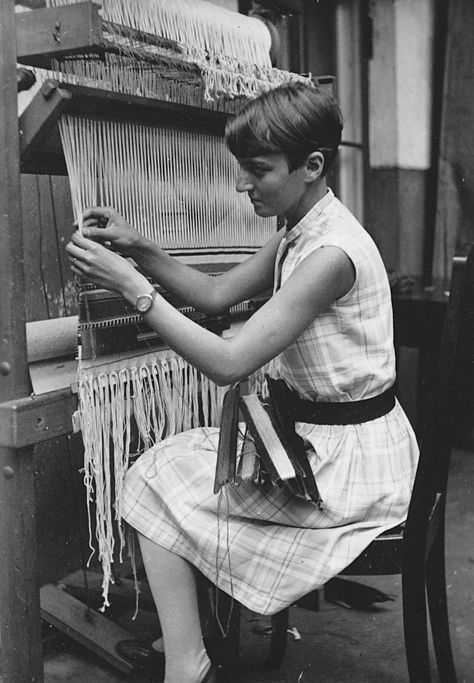 Erich Consemüller’s photograph of Ruth Hollós-Consemüller at the loom, wearing a dress made of fabric woven by herself, the Bauhaus , c1931 Black Mountain College, Laszlo Moholy Nagy, Moholy Nagy, Walter Gropius, Josef Albers, Influential Women, Women Artists, German Art, Traditional Weaving