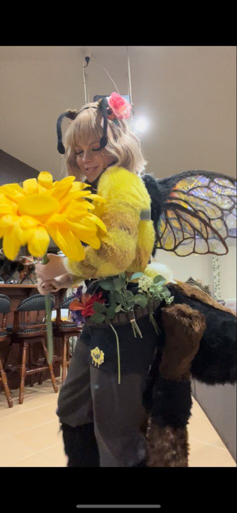 Cute Bee Outfit, Bee Themed Clothes, Bee Aesthetic Outfit, Bee Fursona, Bee Halloween Costumes, Beetle Cosplay, Bee Oc, Bee Cosplay, Renfaire Costume