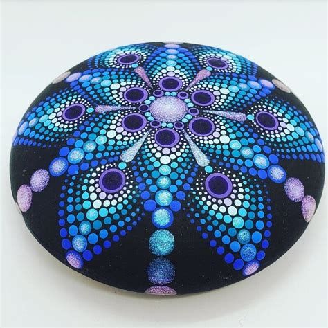 Mandala Stones Pattern, Dot Art Patterns, Mandela Stones, Dotting Art, Garden Rock Art, Mandala Painted Rocks, Mandala Rock Art, Mandala Art Therapy, Seashell Painting