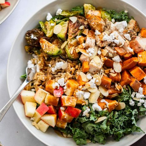 This harvest bowl recipe is a sweetgreen copycat that incorporates all the flavors of fall since it’s made with roasted chicken, wild rice, sweet potato, kale, and topped with a tangy balsamic vinaigrette. Wild Rice Sweet Potato, Harvest Bowl Recipe, Potato Bowl Recipe, Rice Sweet Potato, Sweet Potato And Kale, January Recipes, Healthy Harvest, Harvest Bowl, Chicken Wild Rice