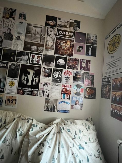 Oasis Themed Bedroom, Britpop Bedroom, Band Posters On Wall Bedroom, Oasis Room, Oasis Bedroom, Vibe Bedroom, Posters On Wall Bedroom, Uni Room, Old Room