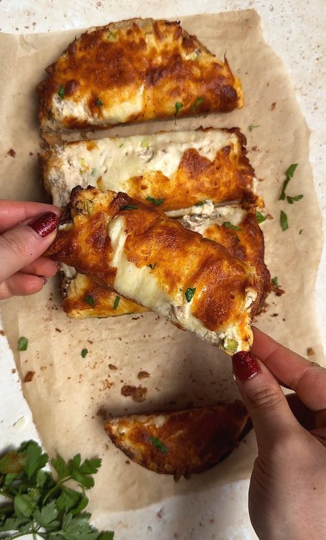 Crab rangoon cheesy bread — Truffle&Egg recipes Crab Rangoon Cheese Bread, Cheesy Bread Recipe, Chinese Appetizers, Comfort Food Desserts, Crispy Bread, Spicy Crab, Crab Rangoon, Cheesy Garlic Bread, Cheesy Bread