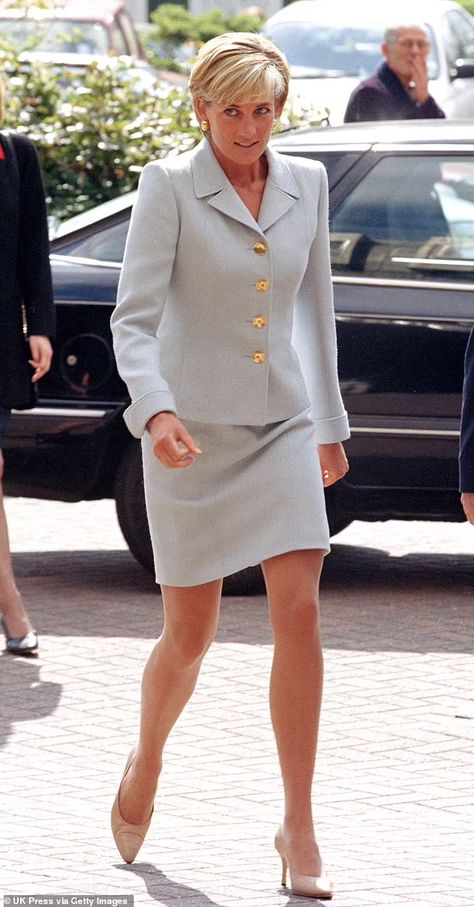 Princess Diana Fashion, Princess Diana Photos, Princess Diana Pictures, Diana Fashion, Princes Diana, Moda Paris, Lady Diana Spencer, After Divorce, Diana Spencer