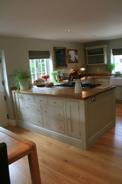 Aberford Handmade Kitchen painted in Farrow and Ball Old White Old White Farrow And Ball Kitchens, Old White Farrow And Ball, Farrow And Ball Kitchen Cabinets, Farrow And Ball Old White, Green Kitchen Paint, Kitchen Paint Ideas, Heart Web, Farrow And Ball Kitchen, Paint For Kitchen Walls