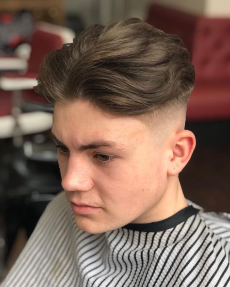 Middle Part Hairstyles Men, Middle Part Haircut, Curtain Haircut, Center Part Hairstyles, Haircut Parts, Men's Cuts, Middle Part Hairstyles, Head Crown, Undercut Pompadour