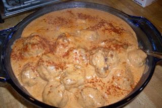 Paprika Sauce, Meatball Sauce, Sour Cream Sauce, Onion Sauce, Eat Beef, Hungarian Recipes, Sour Cream And Onion, Culinary Recipes, Meatball Recipes