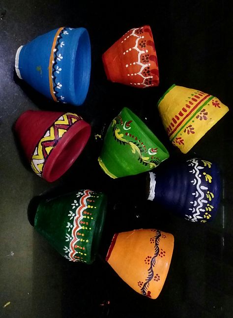 Clay Pot Colouring Ideas, Clay Pot Decorating Ideas Indian, Indian Clay Pots, Clay Pot Painting Ideas Indian, Clay Cup Painting Ideas, Small Clay Pot Crafts, Pot Designs Painted Indian, Pot Decorating Ideas Indian, Things Paint