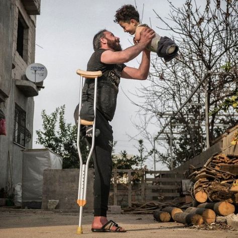 Photo by La Stampa on October 25, 2021. May be an image of 1 person, standing and outdoors. Baby Activity, Inspirational Stories, Photo Awards, Powerful Images, Hard Truth, We Are The World, Addams Family, Faith In Humanity, Sweet Animals