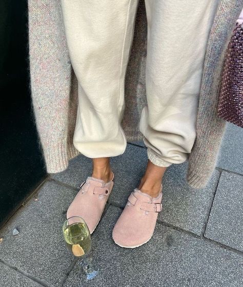 Women Birkenstock, Outfit Minimalista, Birkenstock Boston Outfit, Clogs Birkenstock, Boston Outfits, Linen Outfit, Birkenstock Outfit, Boston Fashion, Sneaker Shop