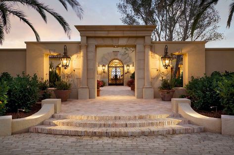 Mediterranean hilltop estate offers inviting luxury in Santa Barbara Mediterranean Style Homes, Mediterranean Home Decor, Tropical Home Decor, Casas Coloniales, Spanish Style Homes, Mediterranean Home, Tuscan Style, Mediterranean Homes, Tropical Houses