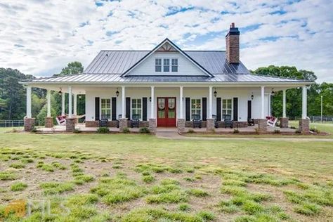 White Farmhouse Exterior, Porch Farmhouse, Metal Barn Homes, House Plans One Story, Casas Coloniales, Modern Farmhouse Exterior, Architecture Design Concept, White Farmhouse, Wrap Around Porch