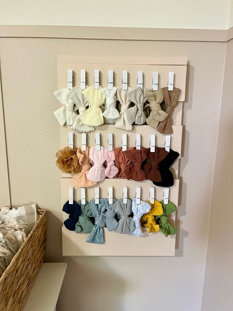 Display your baby bows on a cute little display board! Instead of displaying the bands, tuck those behind the board so you can only see the cute bows! Bow Holder Diy, Diy Bow Holder, Hair Bow Display, Bow Display, Diy Holder, Baby Bow, Bow Holder, Display Board, Retail Display