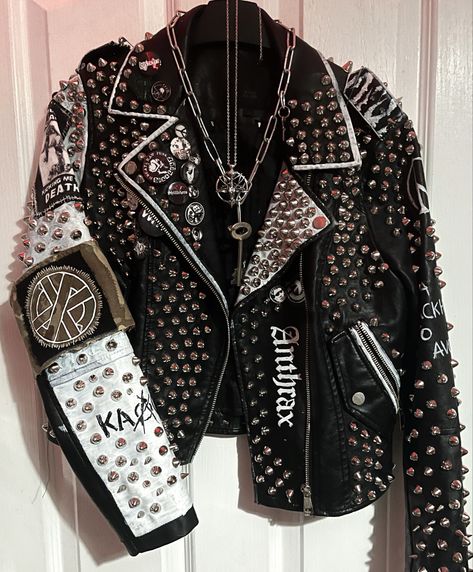 Hardcore Punk Fashion, Spiked Jacket, Battle Jackets, Punk Fashion Diy, Imperial Fashion, Band Jacket, Punk Culture, Crust Punk, Alt Clothes