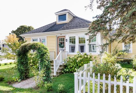 Small Cottage Homes Interior, Cottage Homes Interior, Small House Tour, Country Style Dining Room, Bungalow Interior, Beautiful Small Homes, Cottage Bungalow, Small Cottage Homes, Cottages And Bungalows