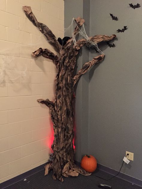 Spooky, but oh so cute Halloween tree! Quick and easy DIY project using cardboard and butcher paper! Diy Spooky Tree Decoration, Spooky Halloween Trees Diy, Cardboard Diy Halloween Decorations, Haunted Tree Diy, Halloween Forest Decorations, Spooky Trees For Halloween, Butcher Paper Tree, Diy Spooky Tree, Cardboard Halloween Decorations Diy