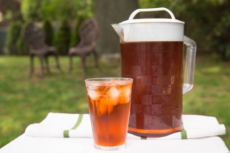 Best Iced Tea Recipe, Sun Tea Recipes, Mcdonalds Sweet Tea, Sweet Tea Recipe, Snacks Protein, Sweet Tea Recipes, Making Iced Tea, Southern Sweet Tea, Sun Tea