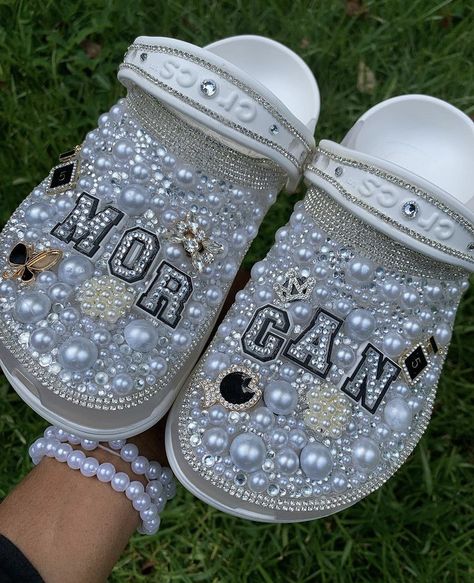 Wedding Crocs, Designer Crocs, Cool Crocs, Crocs With Charms, Bedazzled Shoes Diy, Bedazzled Shoes, Bling Ideas, Crocs Fashion, Pink Crocs