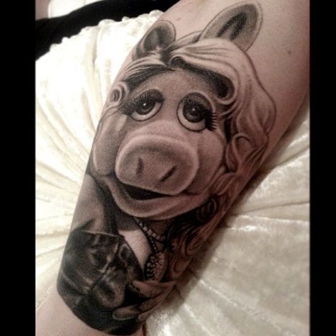 Miss Piggy Tattoo by Nikko Hurtado #InkedMagazine #MissPiggy #Muppets #tattoo #tattoo #Inked #puppet #ink Miss Piggy Tattoo, Piggy Tattoo, Movie Character Tattoos, Nikko Hurtado, Street Tattoo, Pin Up Tattoos, Piece By Piece, Architecture Tattoo, Inked Magazine